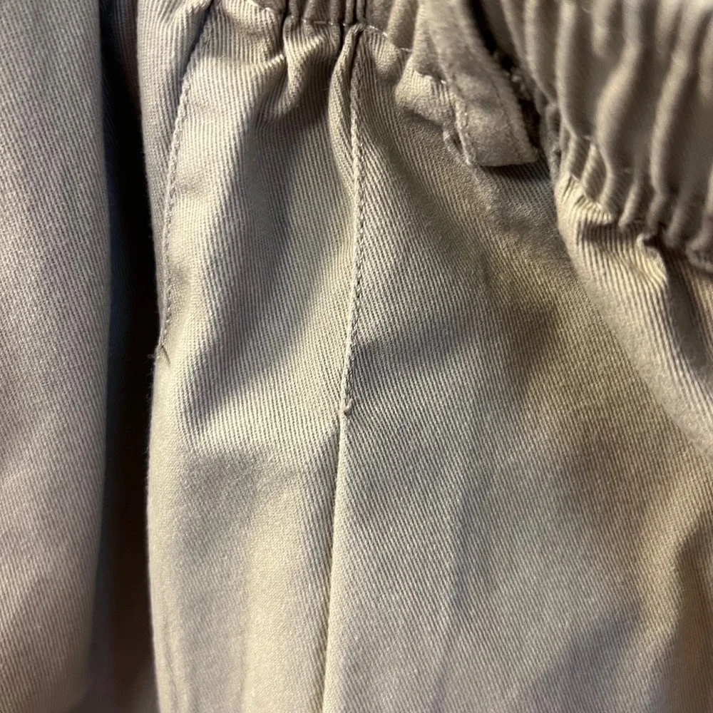 Creekwood twill khaki elastic with drawstring waist shorts, pleated, size 52.